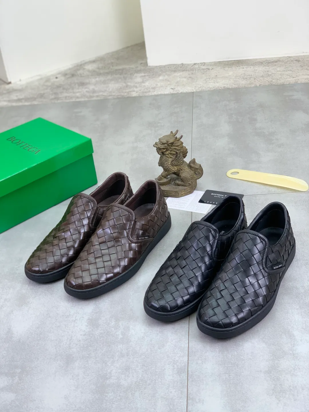 Men's shoes 💰P520 [New model] Water-dyed cow leather 💰High-quality business casual shoes 💎💎💎 BOTTEGA VENETA official website synchronizes the latest top version of BV in the market, accepts material comparison, shoe type comparison, process comparison, practical and textured, versatile and suitable for any occasion, the more you look at it, the more flavorful it becomes. Pure hand-woven craftsmanship - Upper material, hand-woven calfskin imported from Italy 🇮🇹 - High-quality water-dyed cowhide lining - Original private model customized outsole -Size: 39-45 Color: black or brown optional